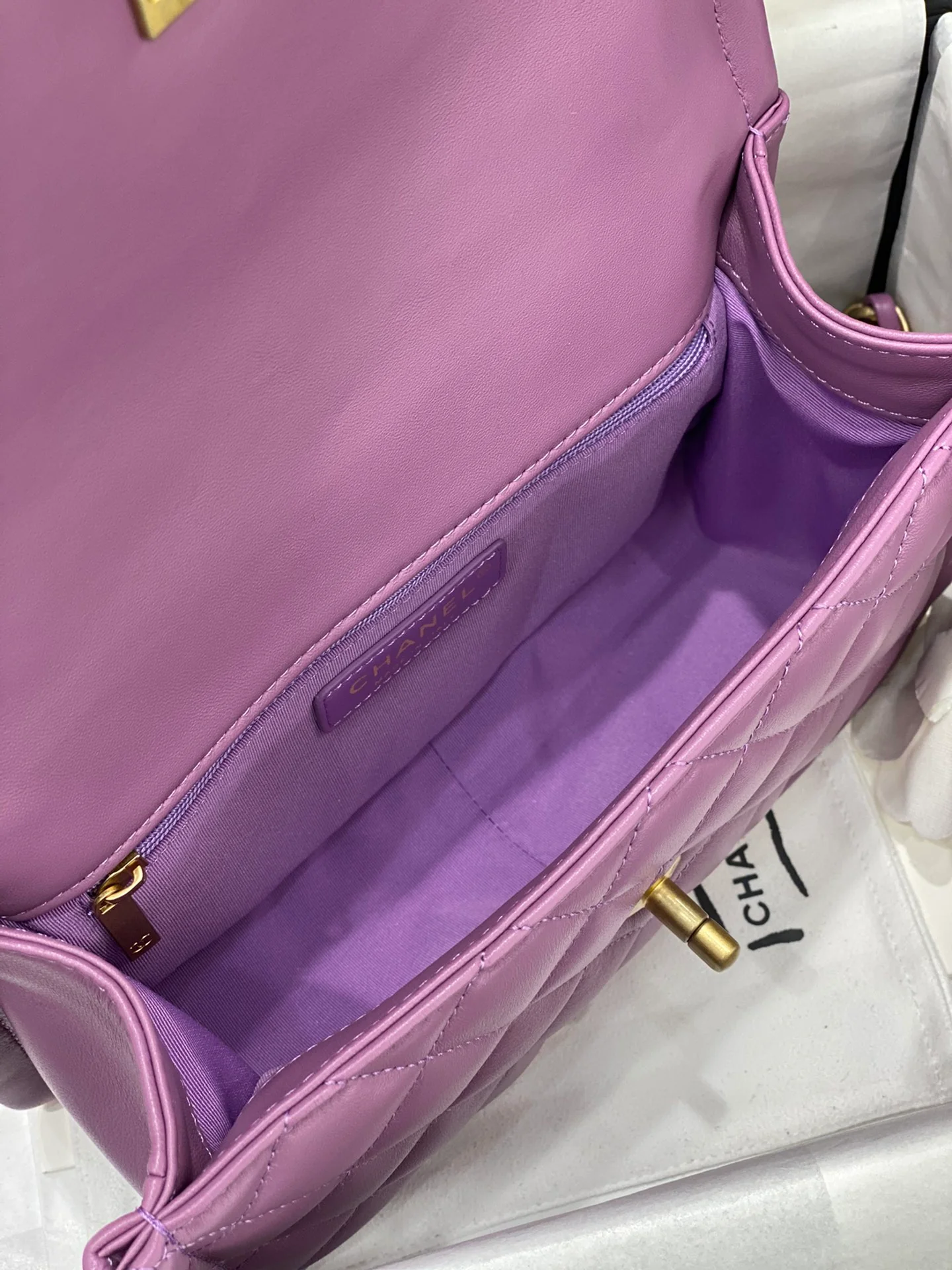 Классическая коллекция Chanel CF - Новинка сезона осень/зима 2020 - Кожа ягненка с золотой пряжкой - Фиолетовый
