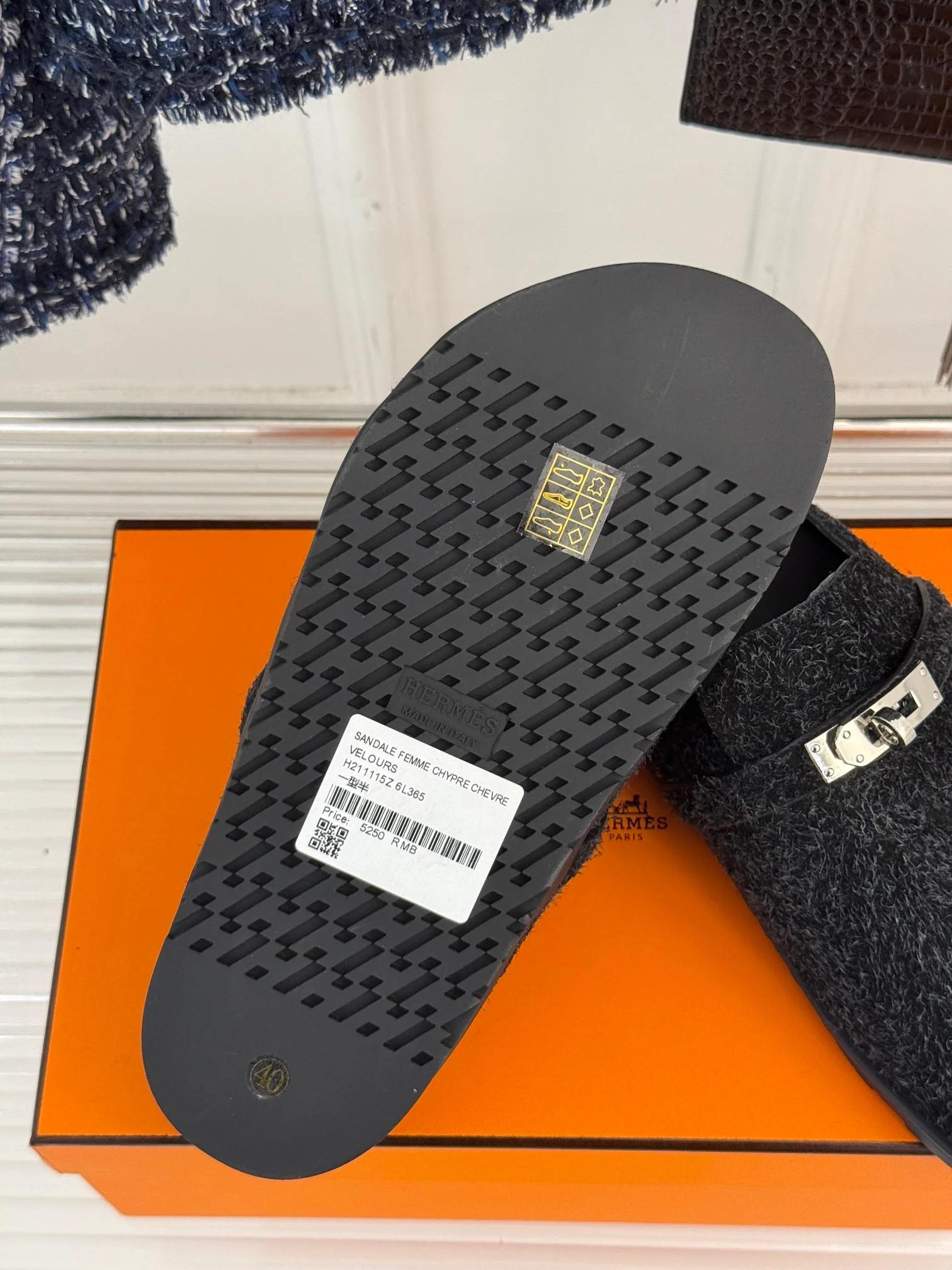 Классические тапочки Hermes Kelly Buckbeak 2024 года — темно-серые.