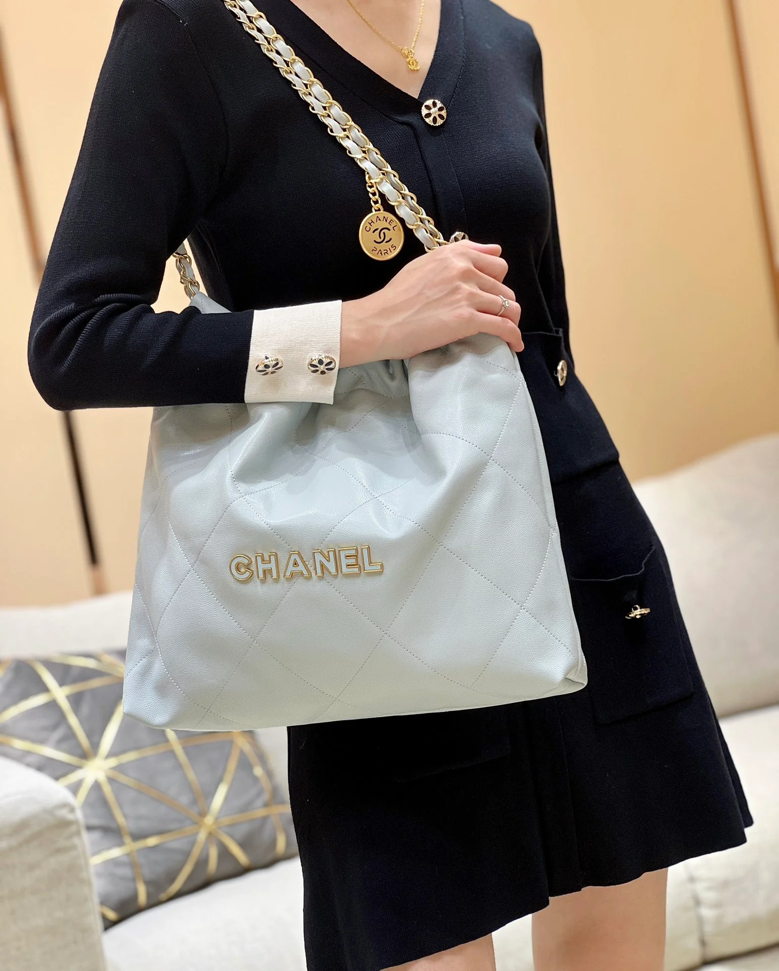 Chanel - Белая кожаная сумка длиной 22 дюйма с текстурой в виде шариков (в стиле мусорного мешка).