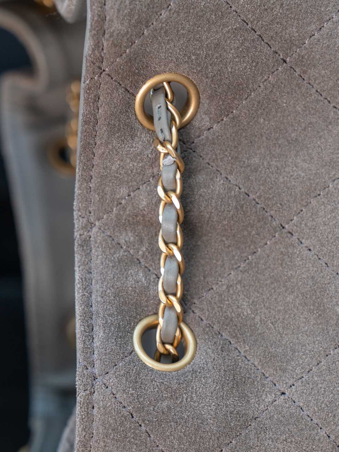 Сумка-хобо Chanel с завязками, замша, серая.