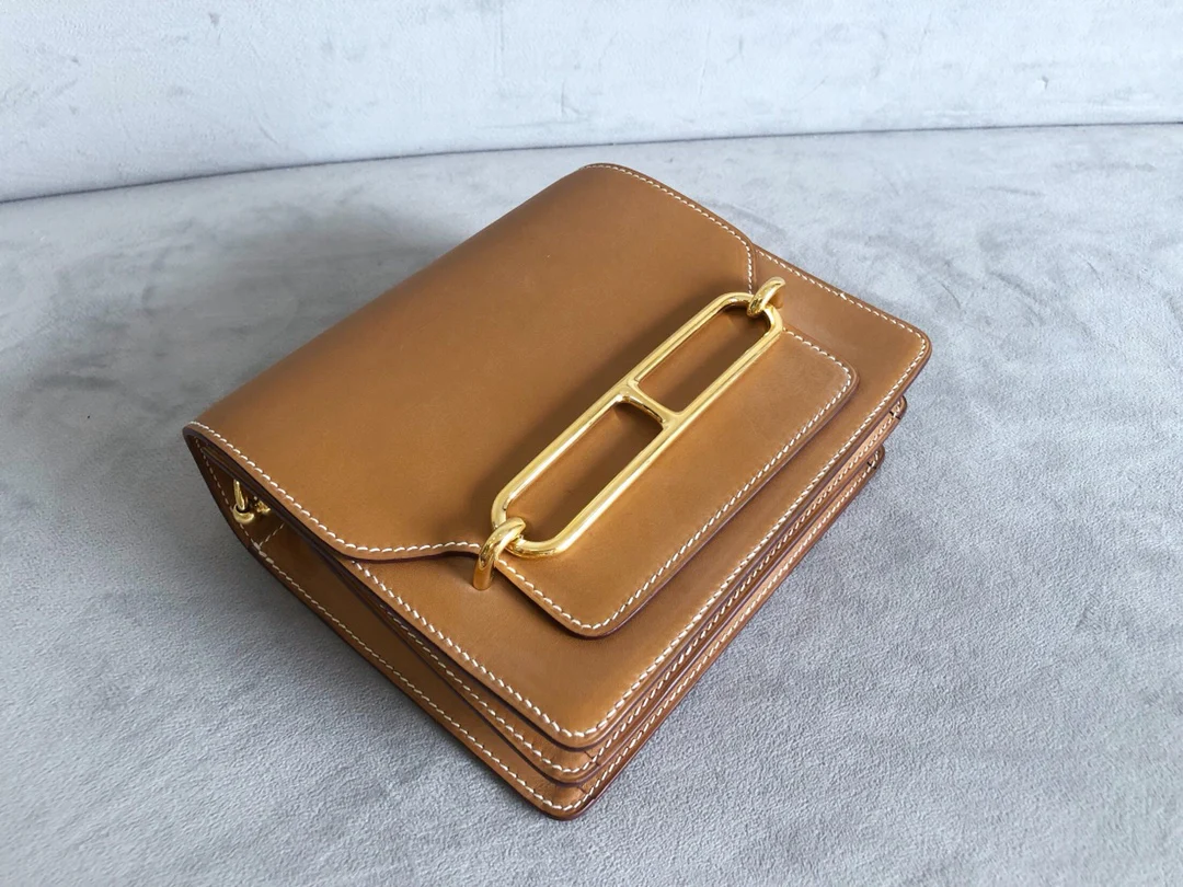 Сумка Hermes Roulis 19 из седельной кожи с золотой пряжкой.