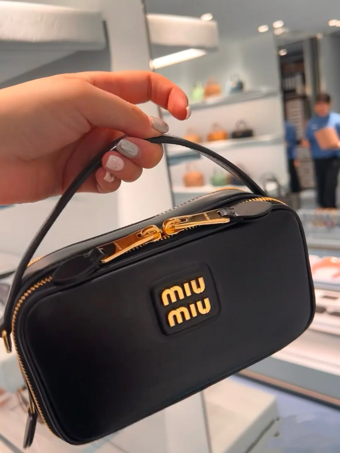 Сумка/кроссбоди для фотоаппарата Miu Miu из осенне-зимней коллекции - полностью кожаная, черная.