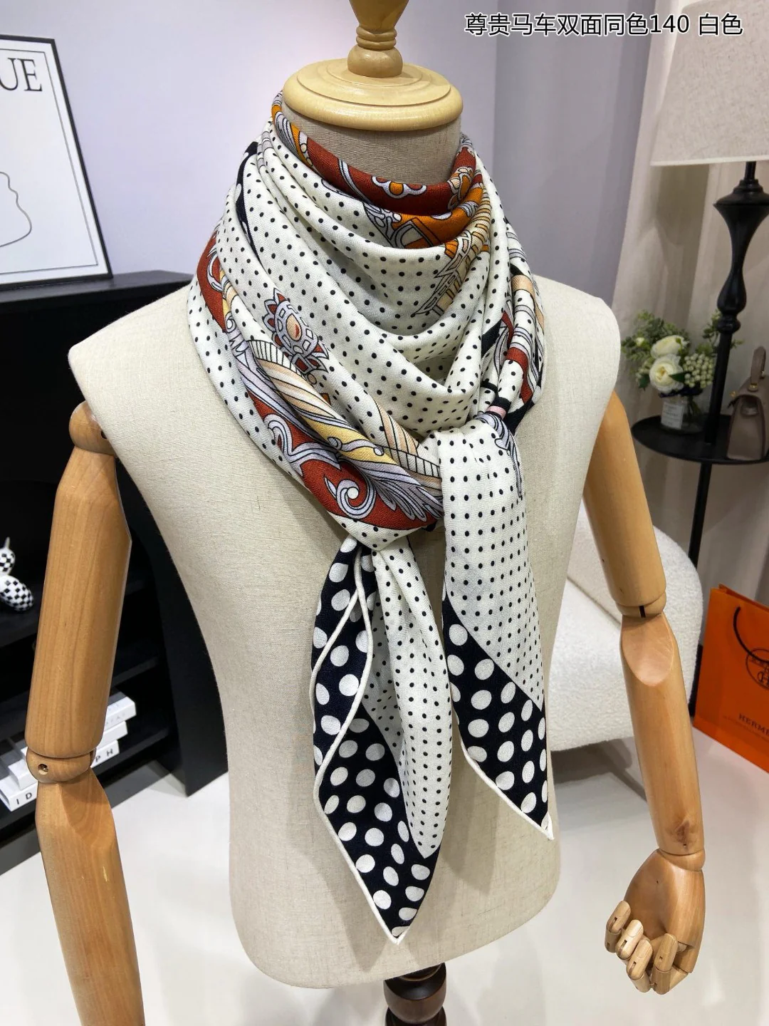 Большой носовой платок Hermes 2024 в классическом стиле ?Карета?.