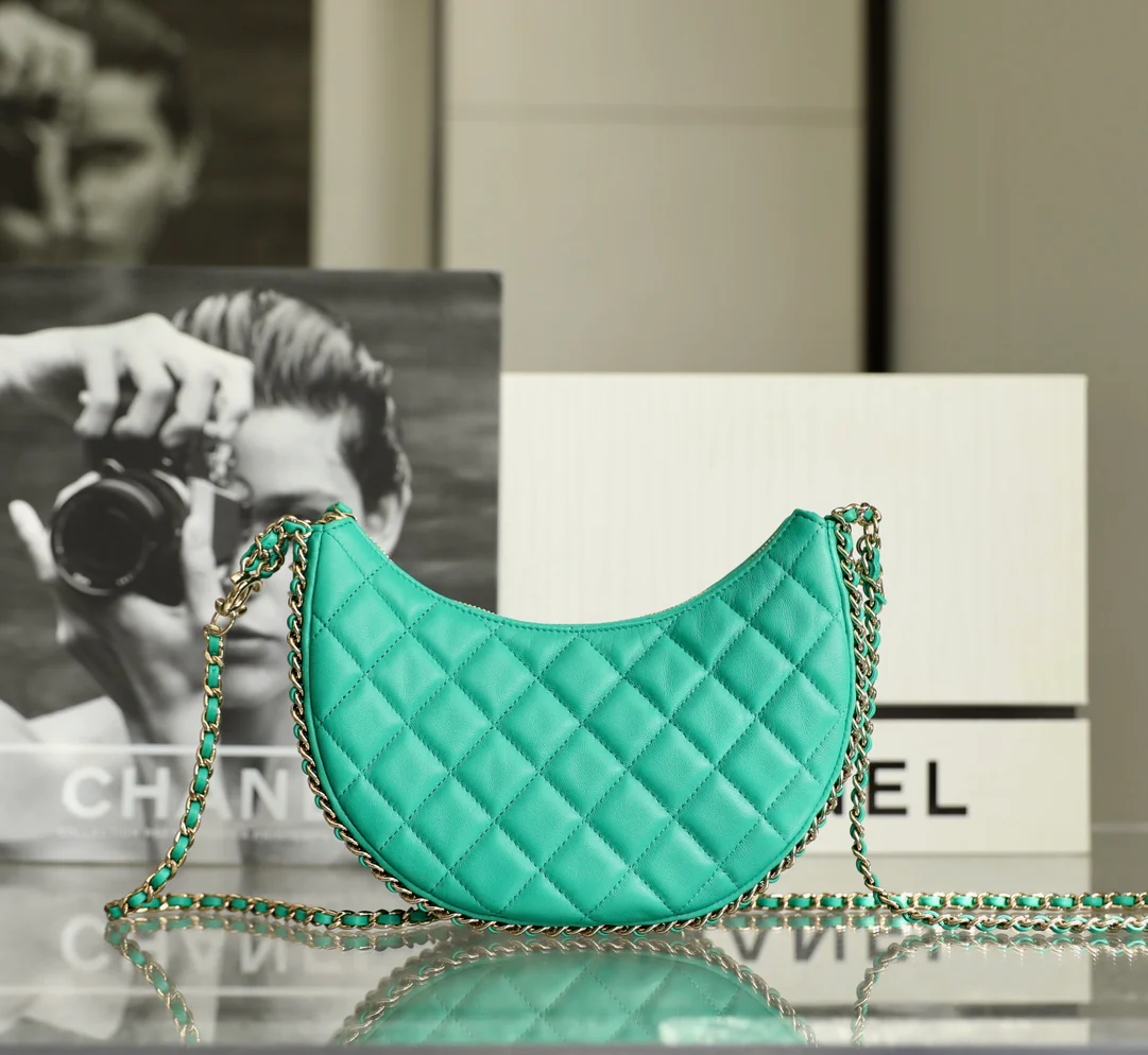 Новинка сезона весна/лето 2023 от Chanel - сумка ?Полумесяц? - маленькая - зеленая