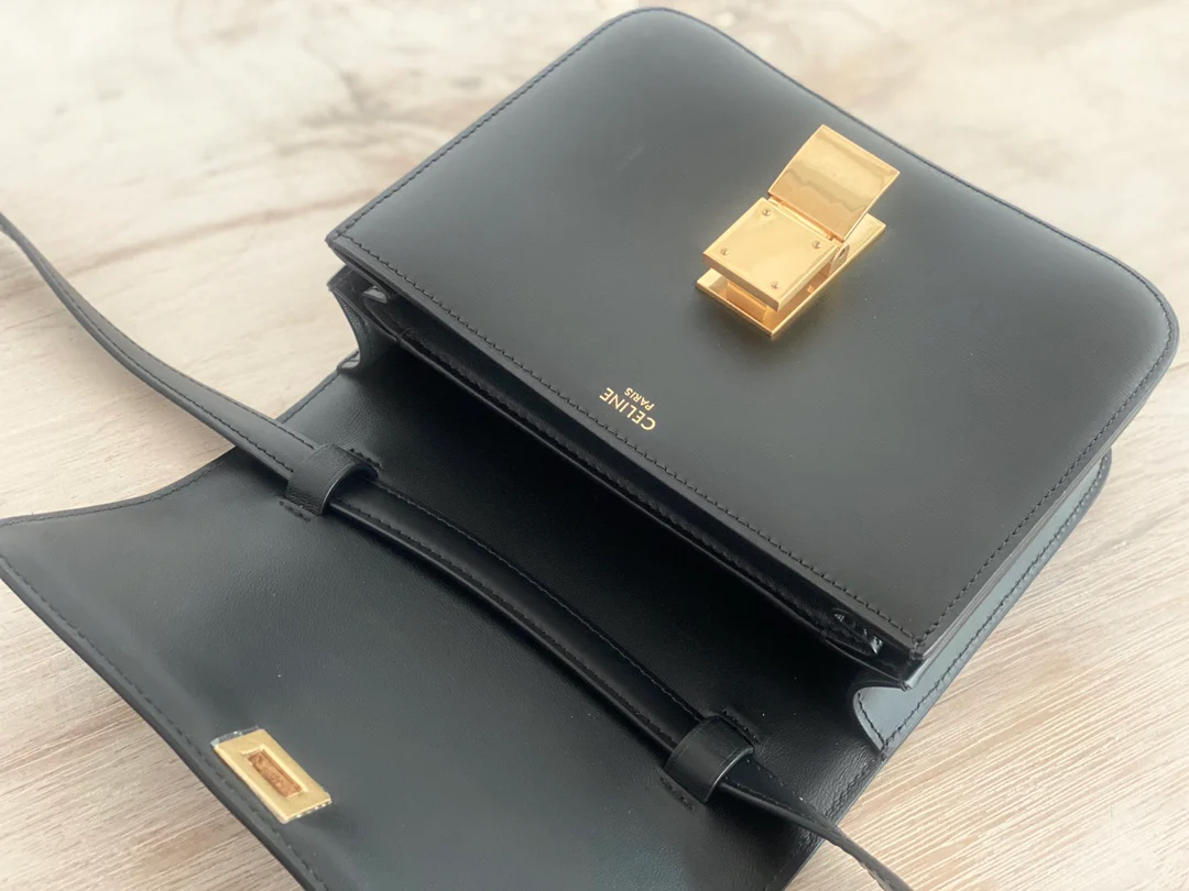 Сумка Celine Box-Tteen из полированной телячьей кожи — черная.