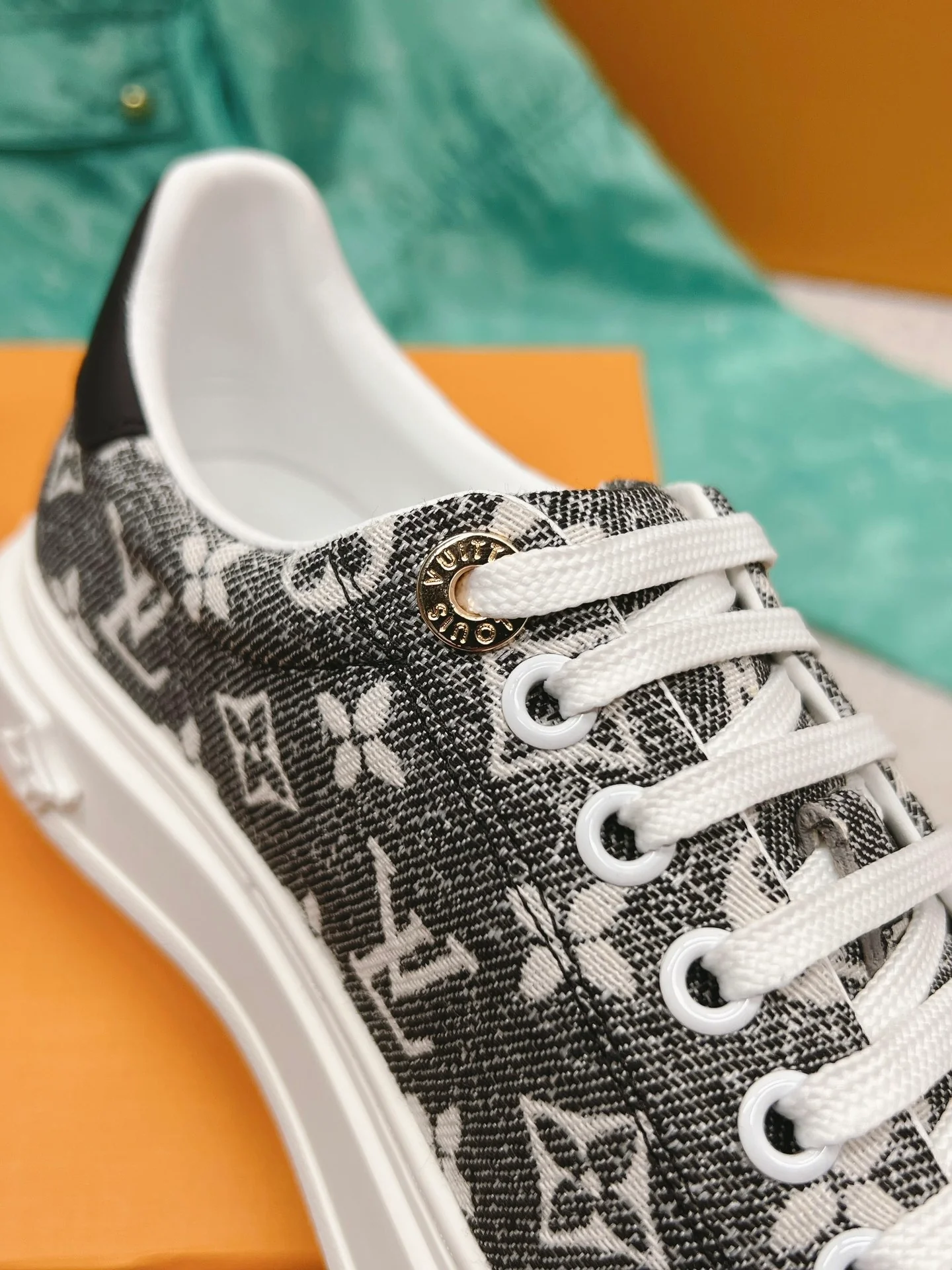 LV-Vuitton-Yayoi Kusama-Classic White Sneakers-Grey