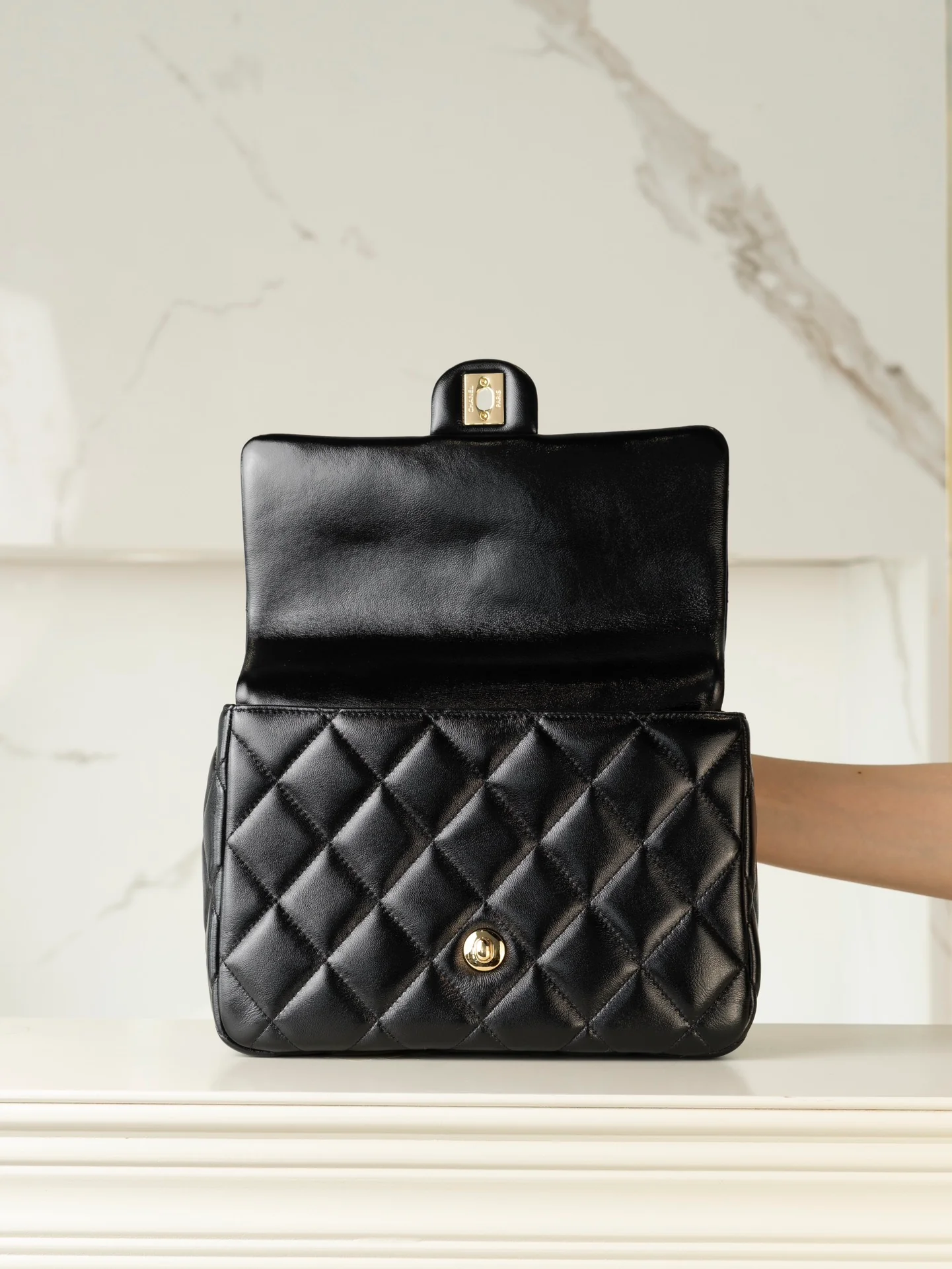 Chanel - ??? - Новая большая квадратная сумка с клапаном и толстой цепочкой - Черная