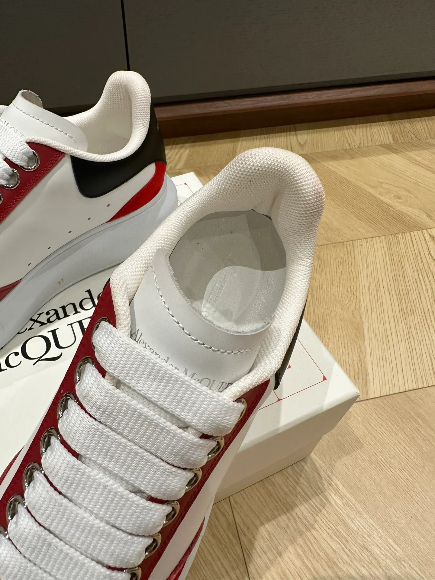 McQueen - Белые кроссовки из телячьей кожи и замши - Унисекс - Красные