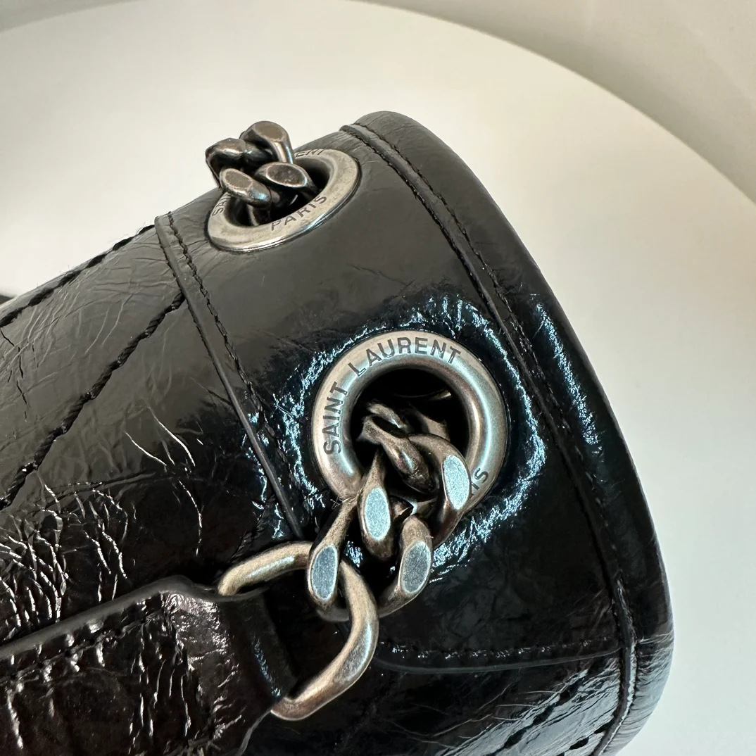 YSL Niki Baby 28 см, кожаная цепочка, черная, античное серебро