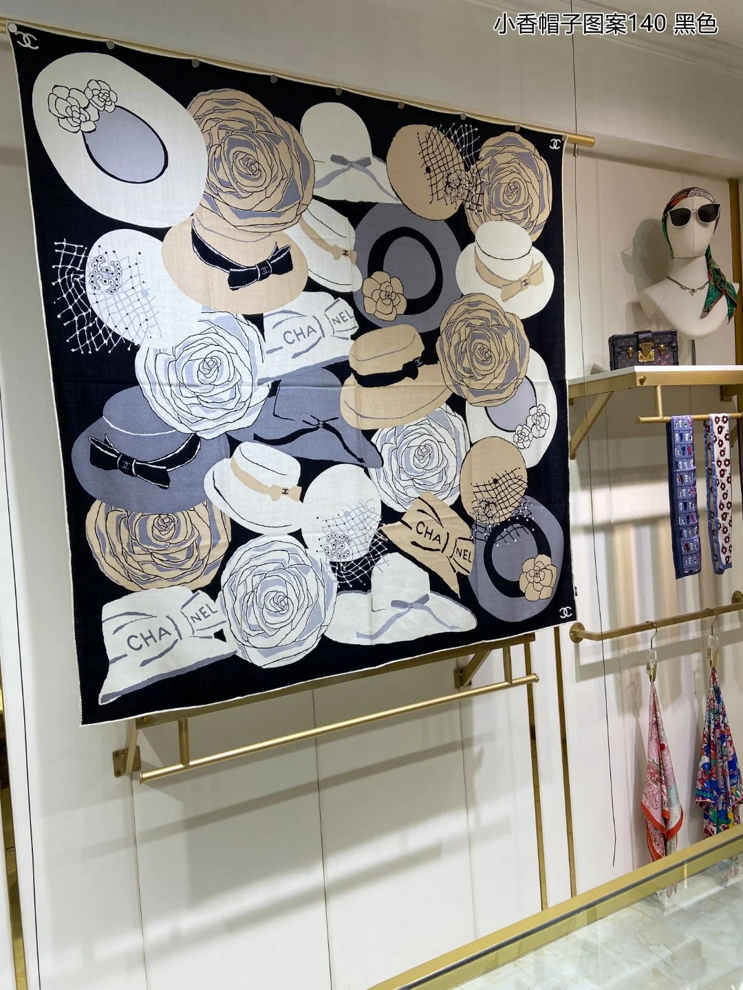 Chanel - Квадратный шарф с узором в виде шляпы - 140 см - 80% кашемир - 20% шелк - Черный