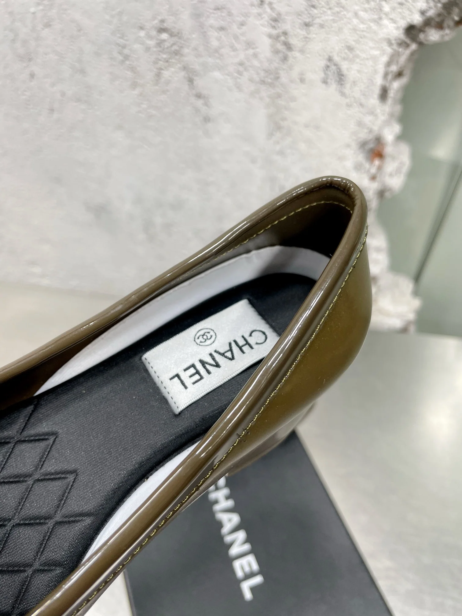 Новинка сезона осень/зима 2022 от Chanel - Ретро-туфли на низком каблуке в стиле афро - Зеленый