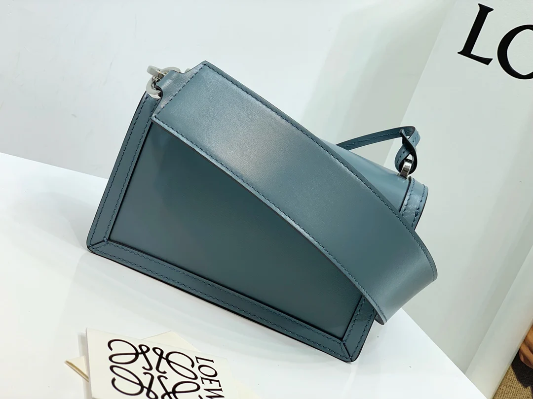 Треугольная сумка Loewe - Телячья кожа - Маленькая - 3