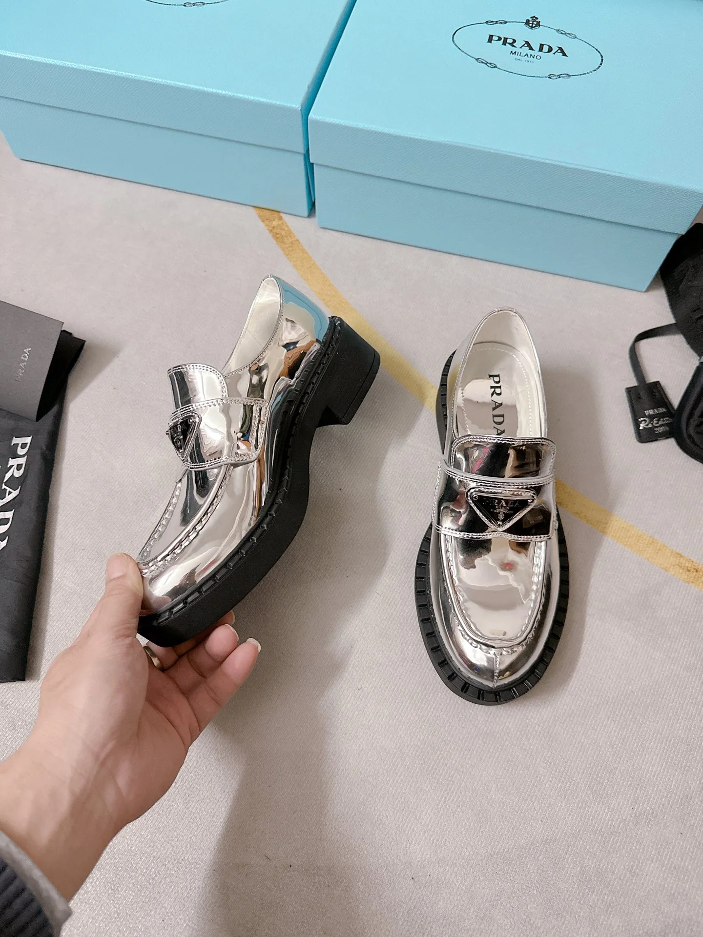 Повседневные кожаные туфли Prada на платформе с разрезом по низу – в стиле Лю Вэнь.