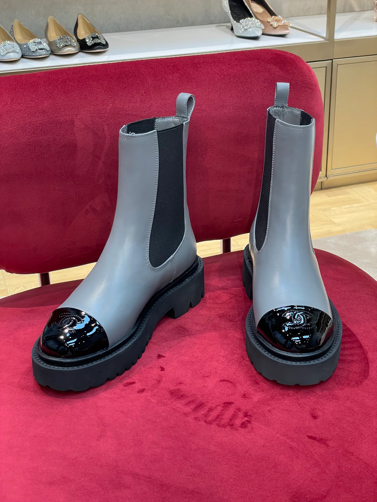 Новинка 2022 года от Chanel - Ботинки челси с круглым носком - Серые