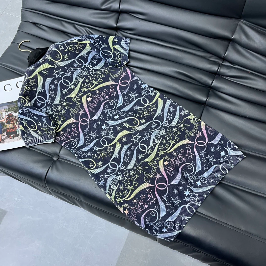 Платье Chanel 2403 Comet Collection из трикотажа с принтом и короткими рукавами.