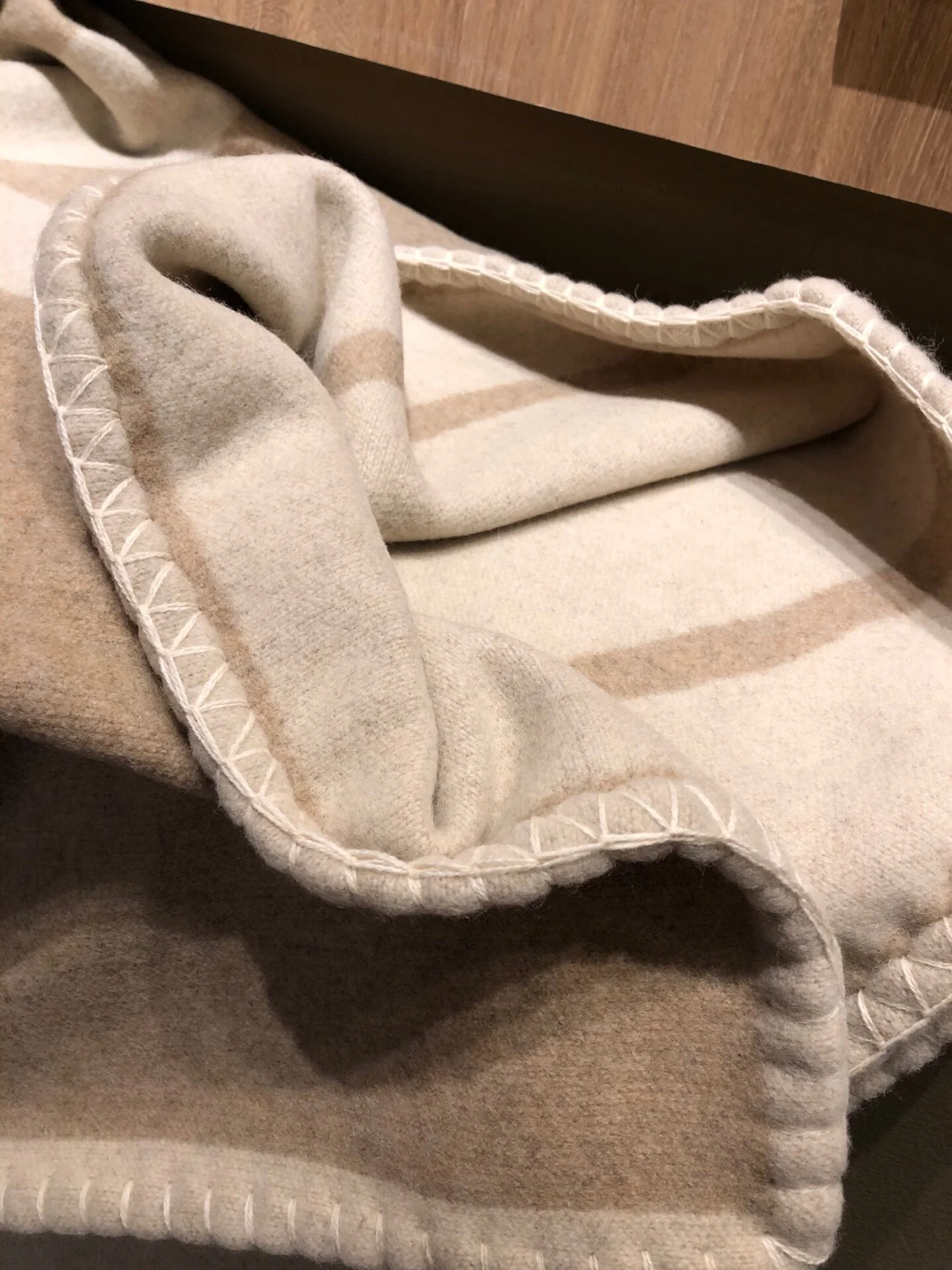 Многофункциональная двусторонняя шаль Chanel - 90% овечья шерсть - 10% кашемир - 140-180 см