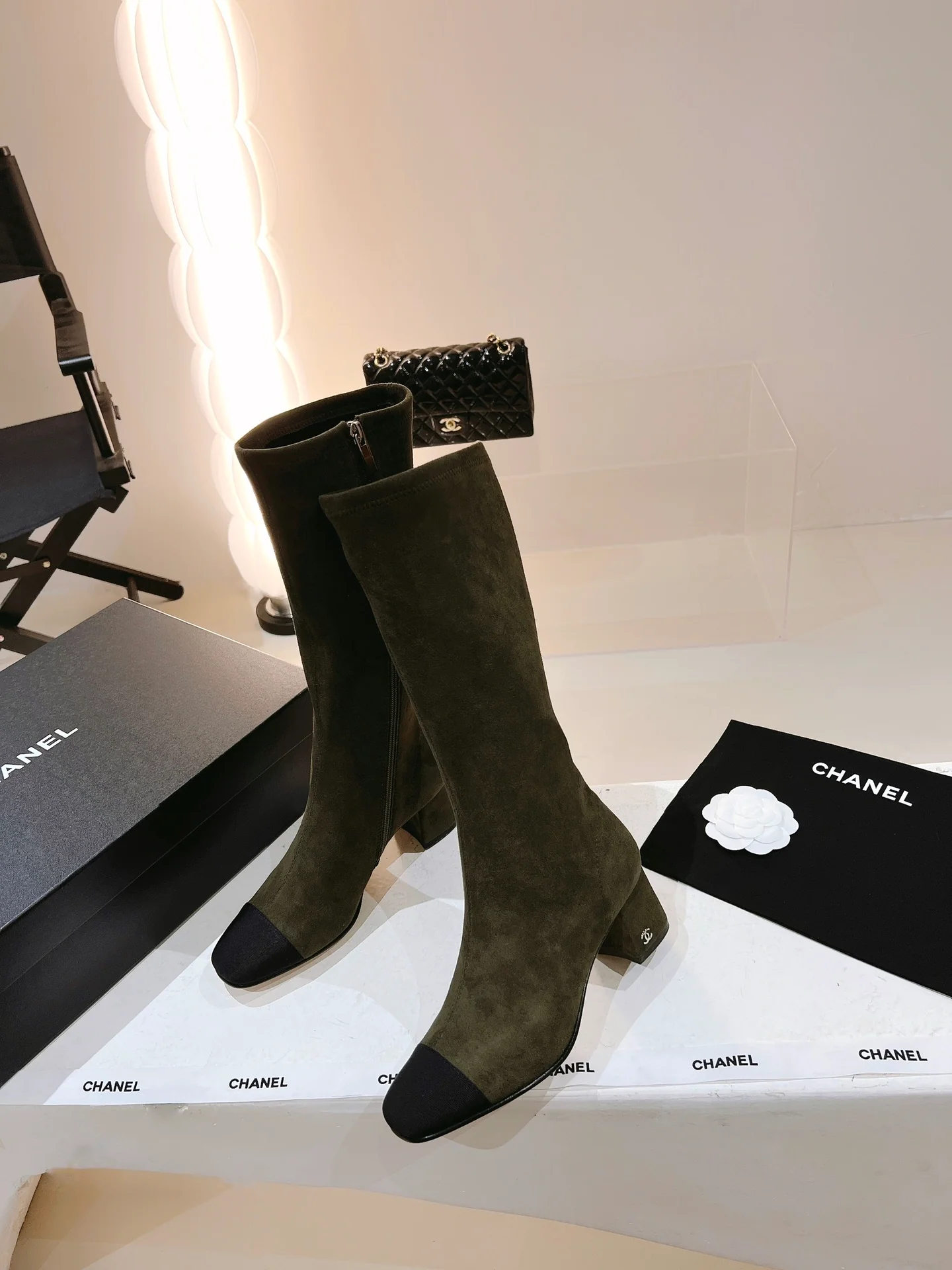 Новинка сезона осень/зима 2022 от Chanel - высокие сапоги из темно-зеленой замши.