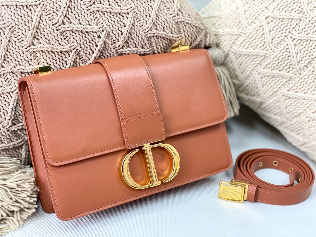 Dior Montaigne 30 серии, 24 см, гладкая кожа, фурнитура глубокого бронзового цвета.