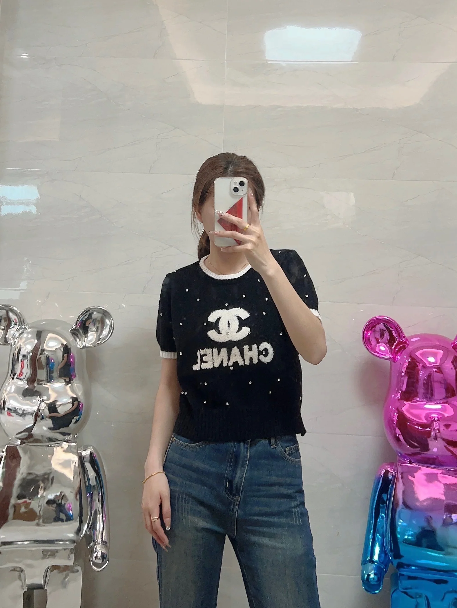 Черный вязаный свитер Chanel 2403 с двойным логотипом C на груди.