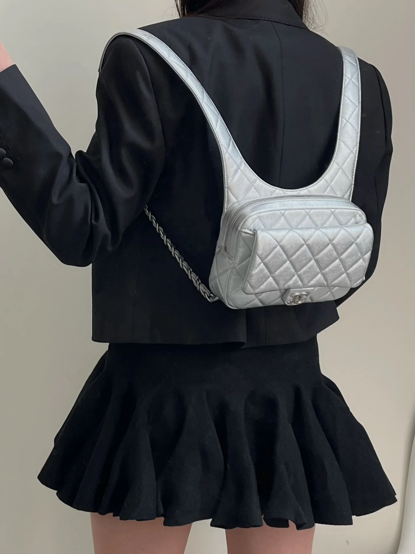 Новая коллекция Chanel весна/лето - сумка-хобо - сумка-мессенджер в стиле хиппи - серебристая