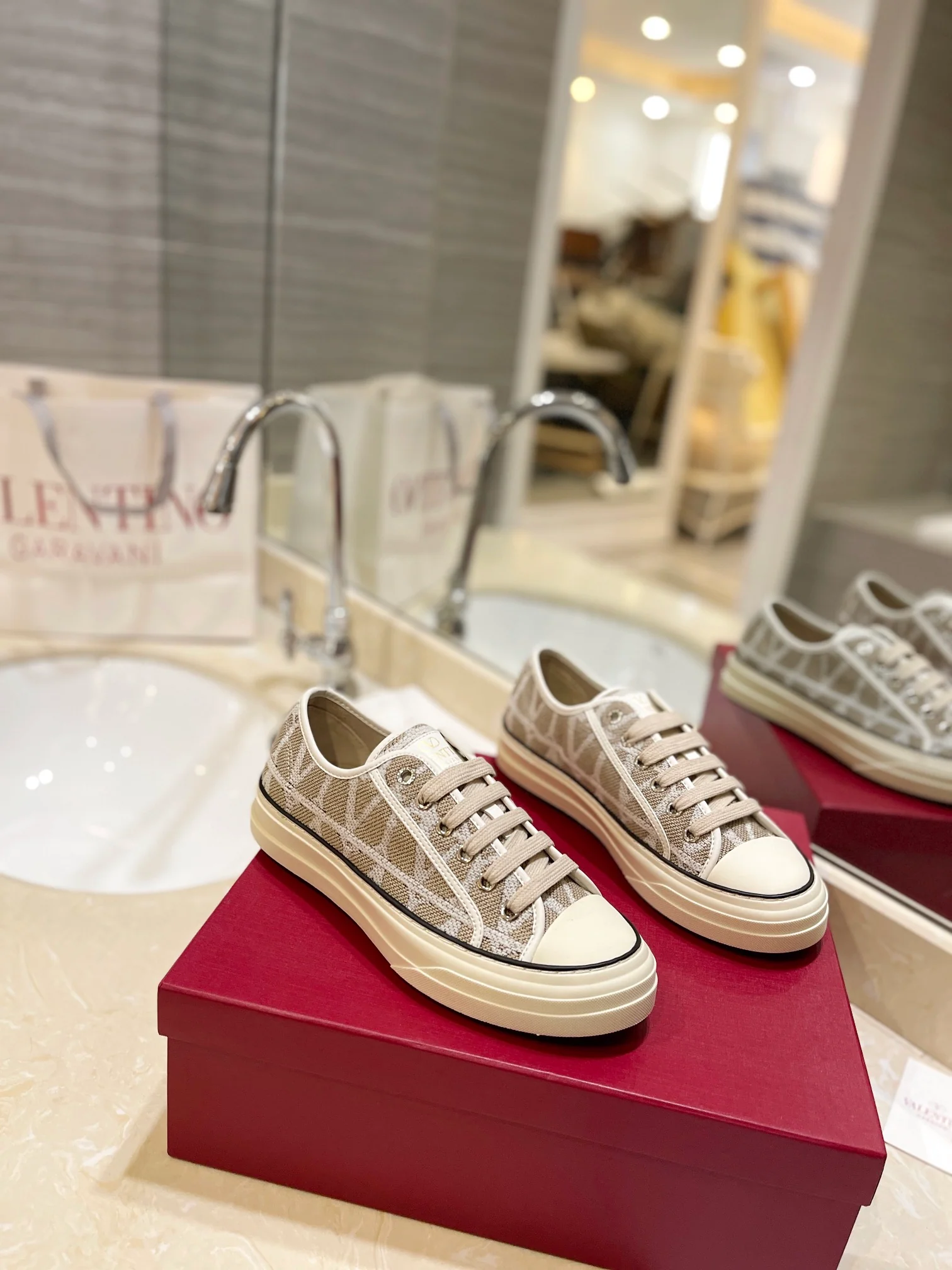 Низкие парусиновые кеды Valentino, повседневная обувь унисекс, абрикосовый цвет.