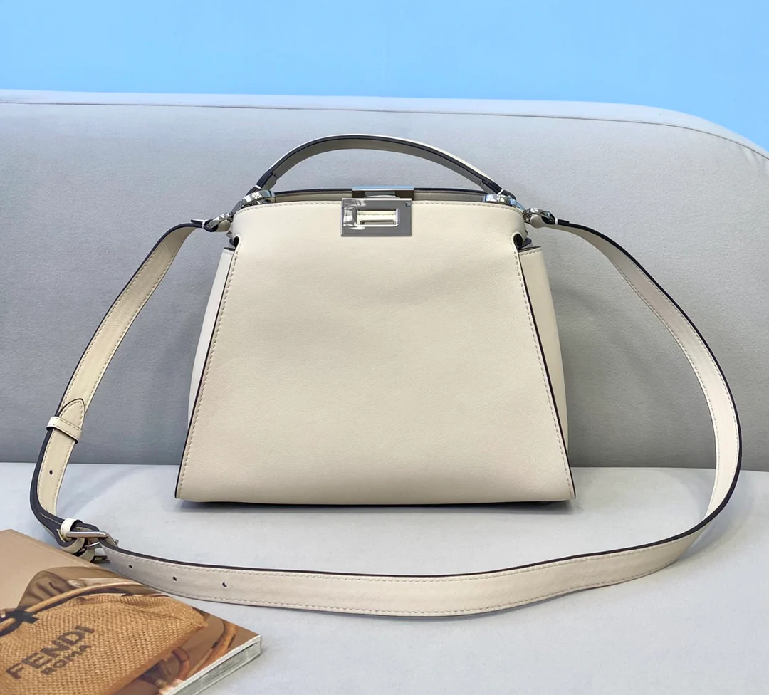 Маленькая белая кожаная сумка Fendi Peekaboo - 1