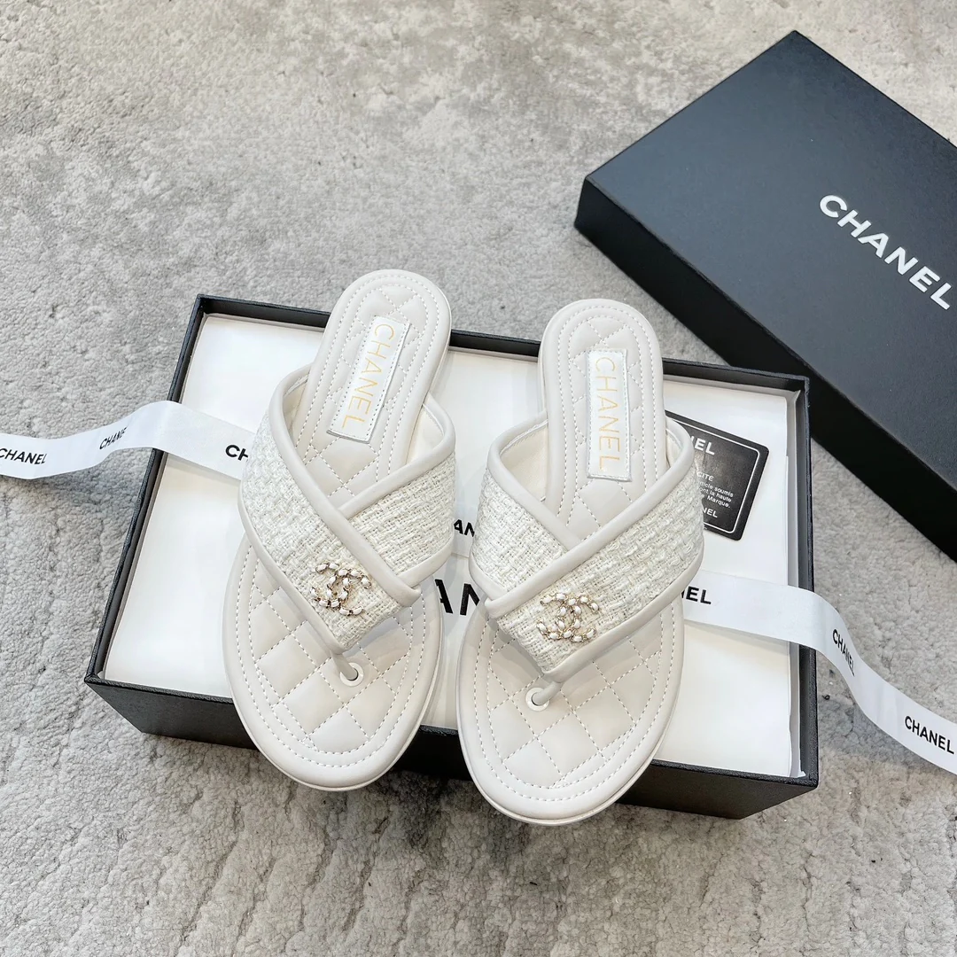 Новинка сезона весна/лето 2023 от Chanel - шерстяные тапочки с вышитым ромбовидным узором - белые.