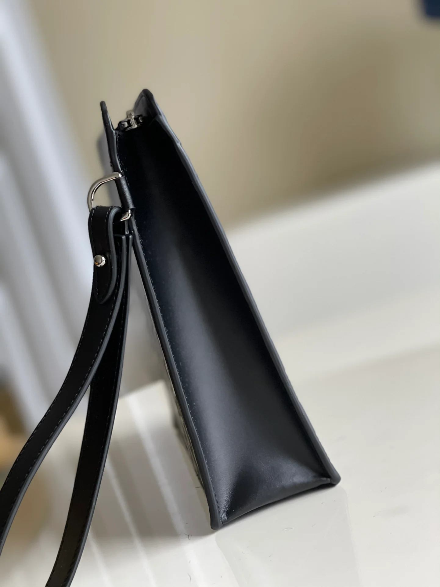 lv-n60448-standing-clutch-2