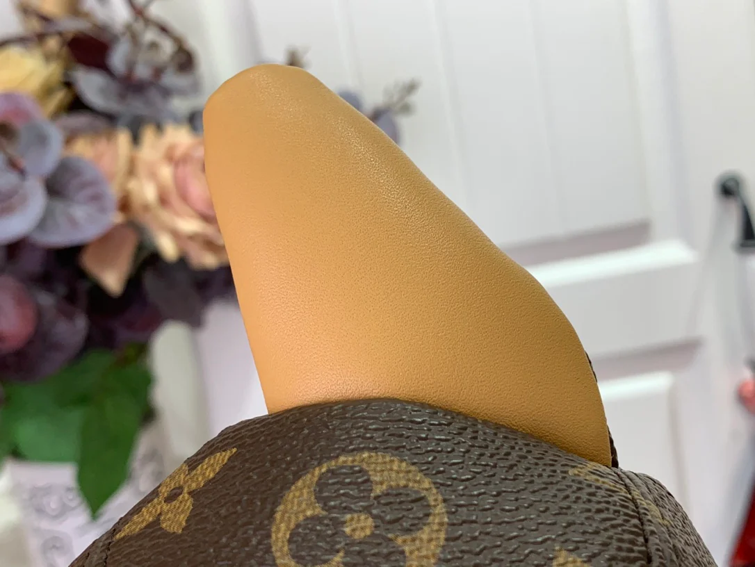 Сумка LV-m12617-pooch-bag с изображением французского бульдога - коричневая.