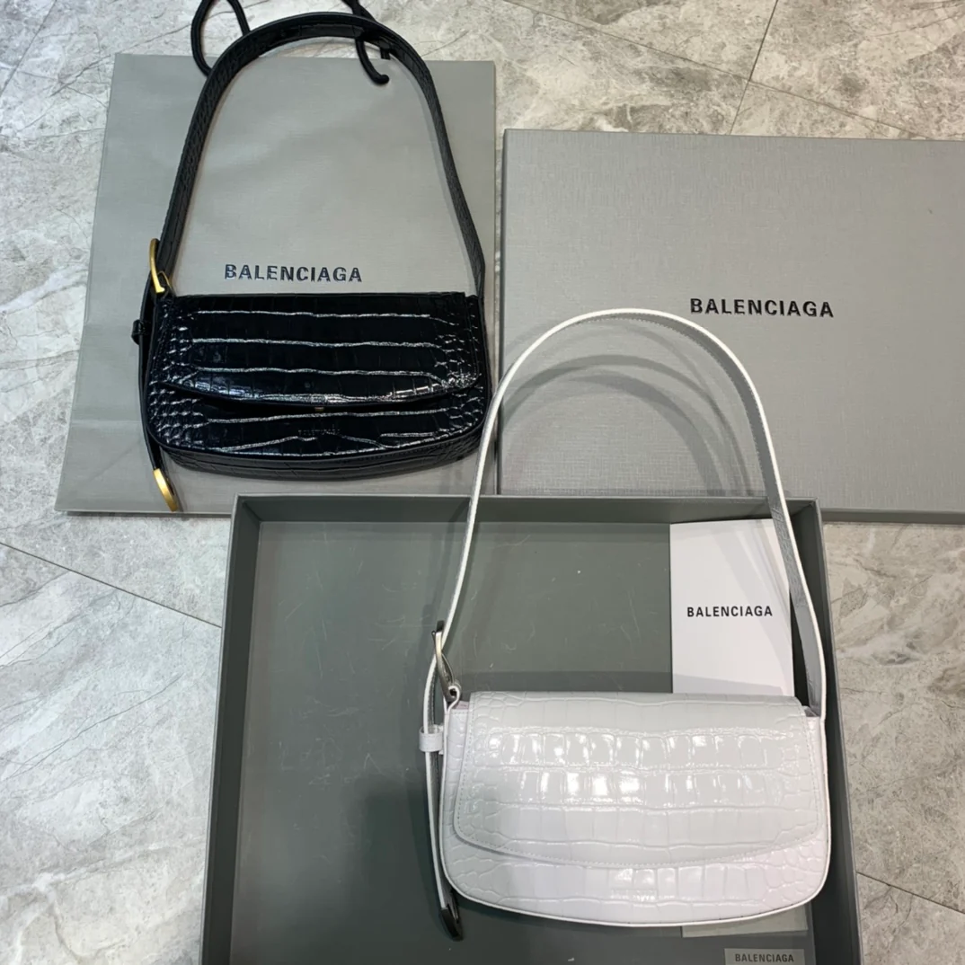 Сумка Balenciaga Ghost Bag - сумка под мышкой