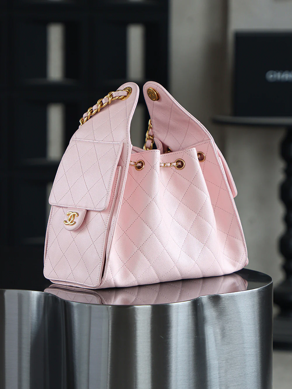 Сумка-хобо Chanel 25c Hippie, маленькая, розовая, с золотой пряжкой.