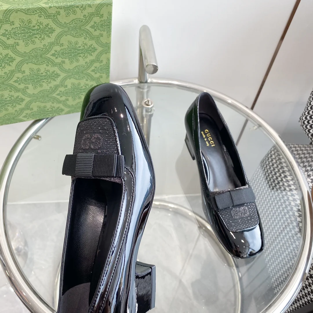 Новинка 2023 года от Gucci - балетки на низком каблуке с квадратным носком и бантом.