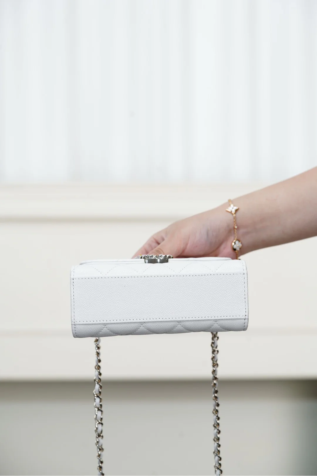 Chanel 25s - С ручкой через плечо????? Lychee - Вертикальный стиль - Белый с золотой пряжкой