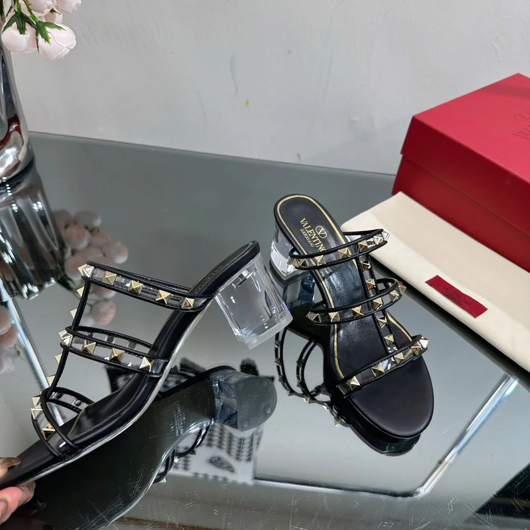 Новинка сезона весна/лето 2023 от Valentino - Прозрачные сандалии на каблуке с кристаллами - Черные