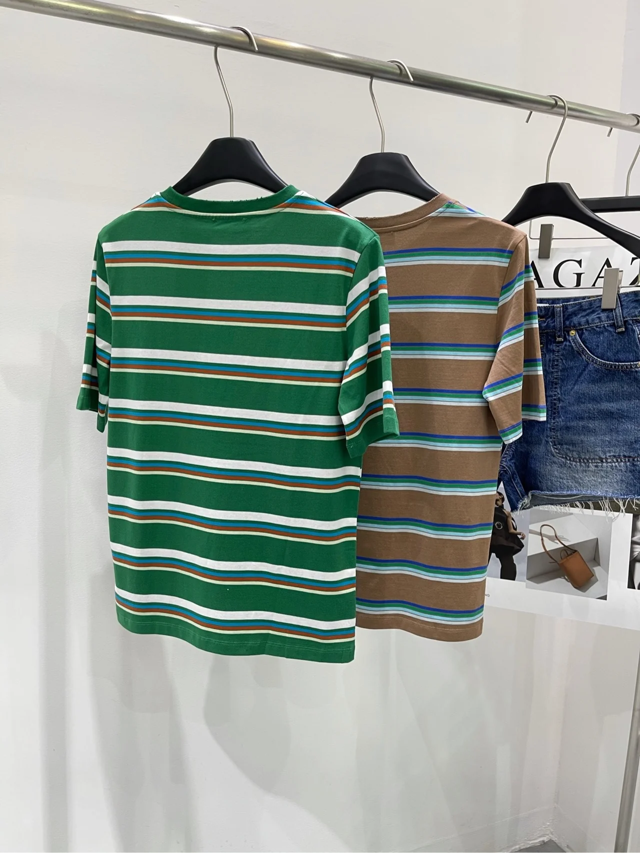 Футболка Miu Miu 2404 в ретро-полоску с карманом и коротким рукавом - коричневая