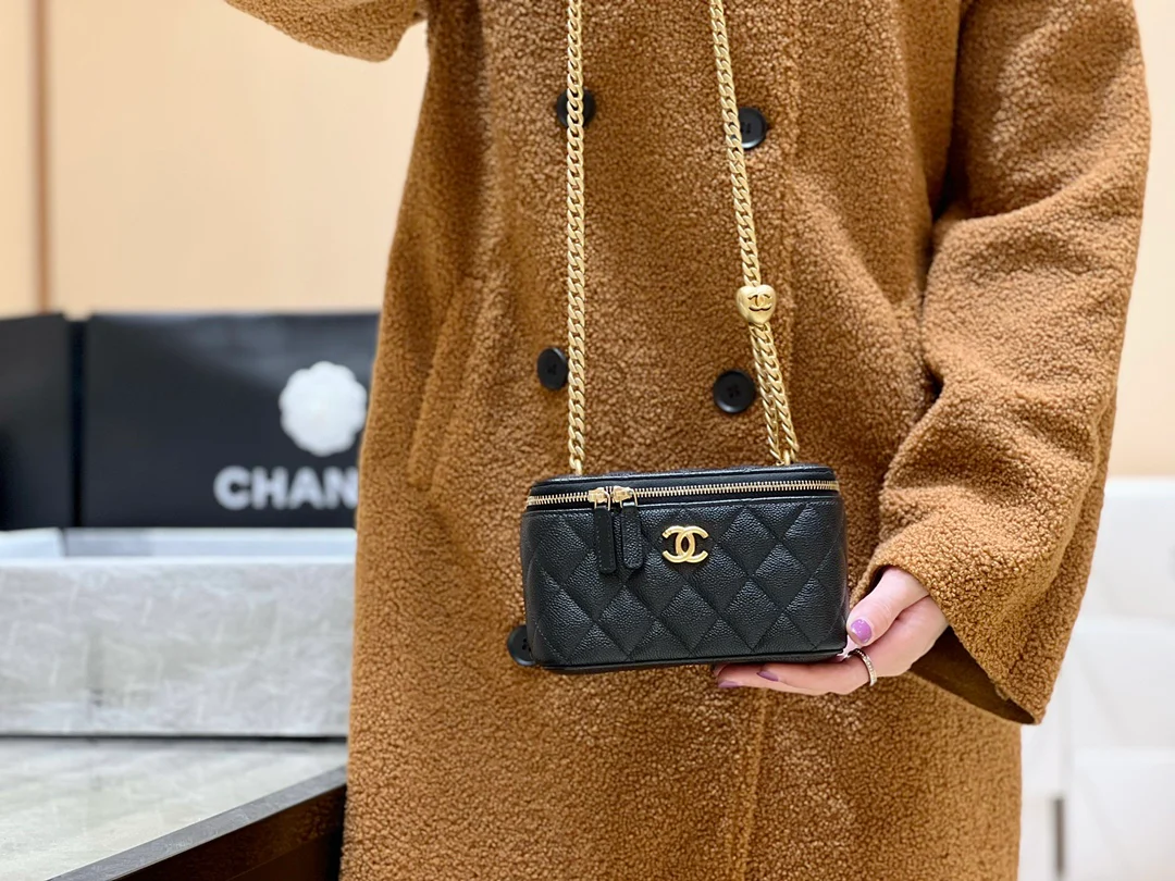 Новинка сезона весна/лето 2023 от Chanel - Длинная сумка-коробочка в форме сердца - 17 см - Черная - На фото: В образе.