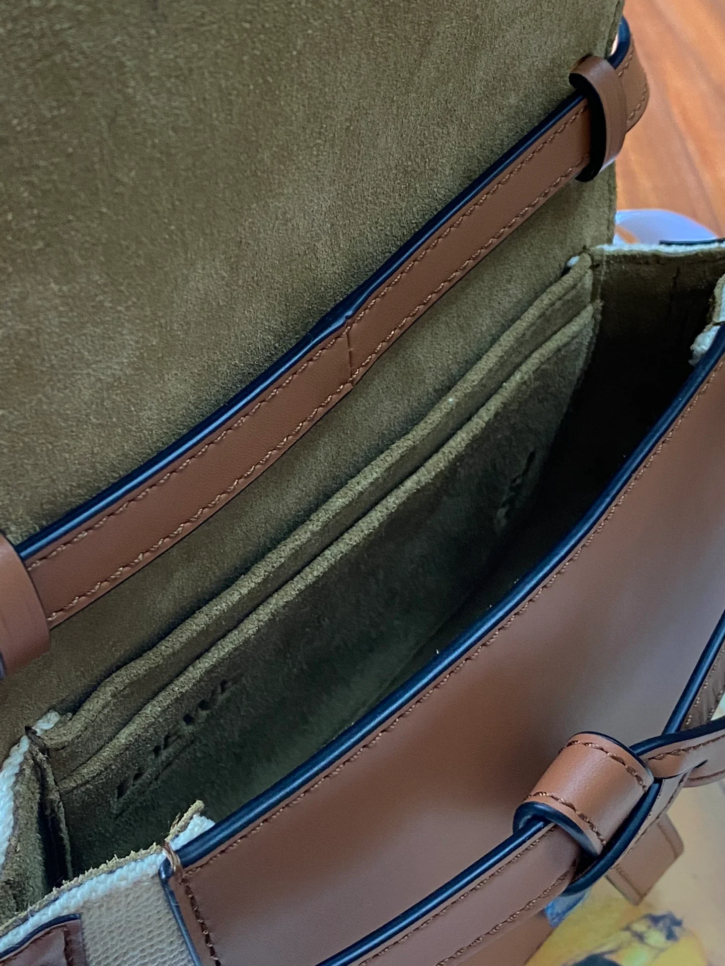 Loewe-gate-mini-21x12-5x9-5-cm-17