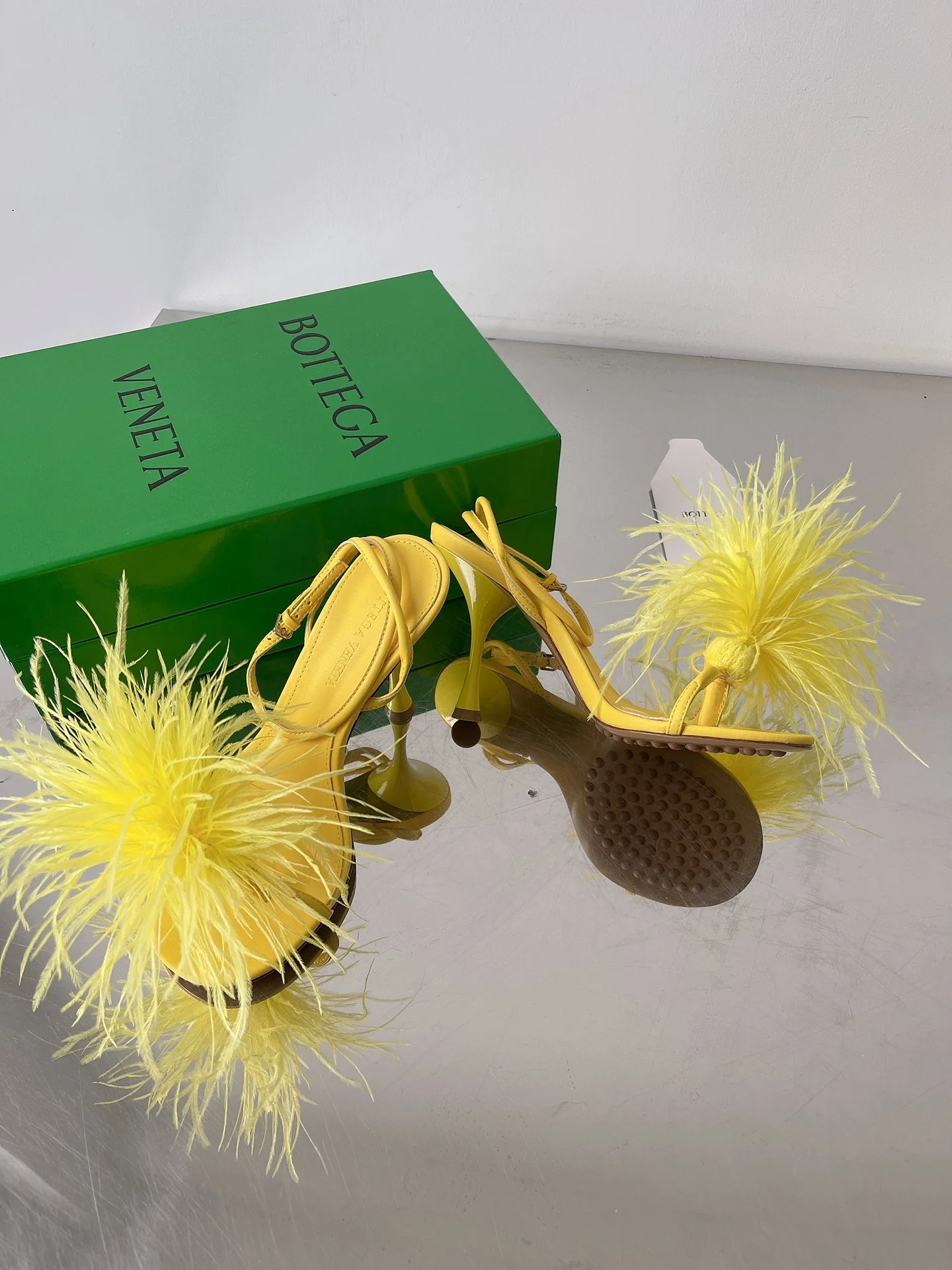 BV - Босоножки на высоком каблуке с облегающим силуэтом - Желтые