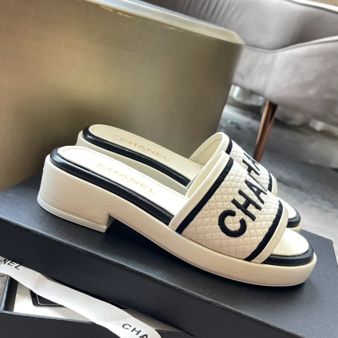 Новинка сезона весна/лето 2023 от Chanel - Плетеные тапочки - Белые - 1