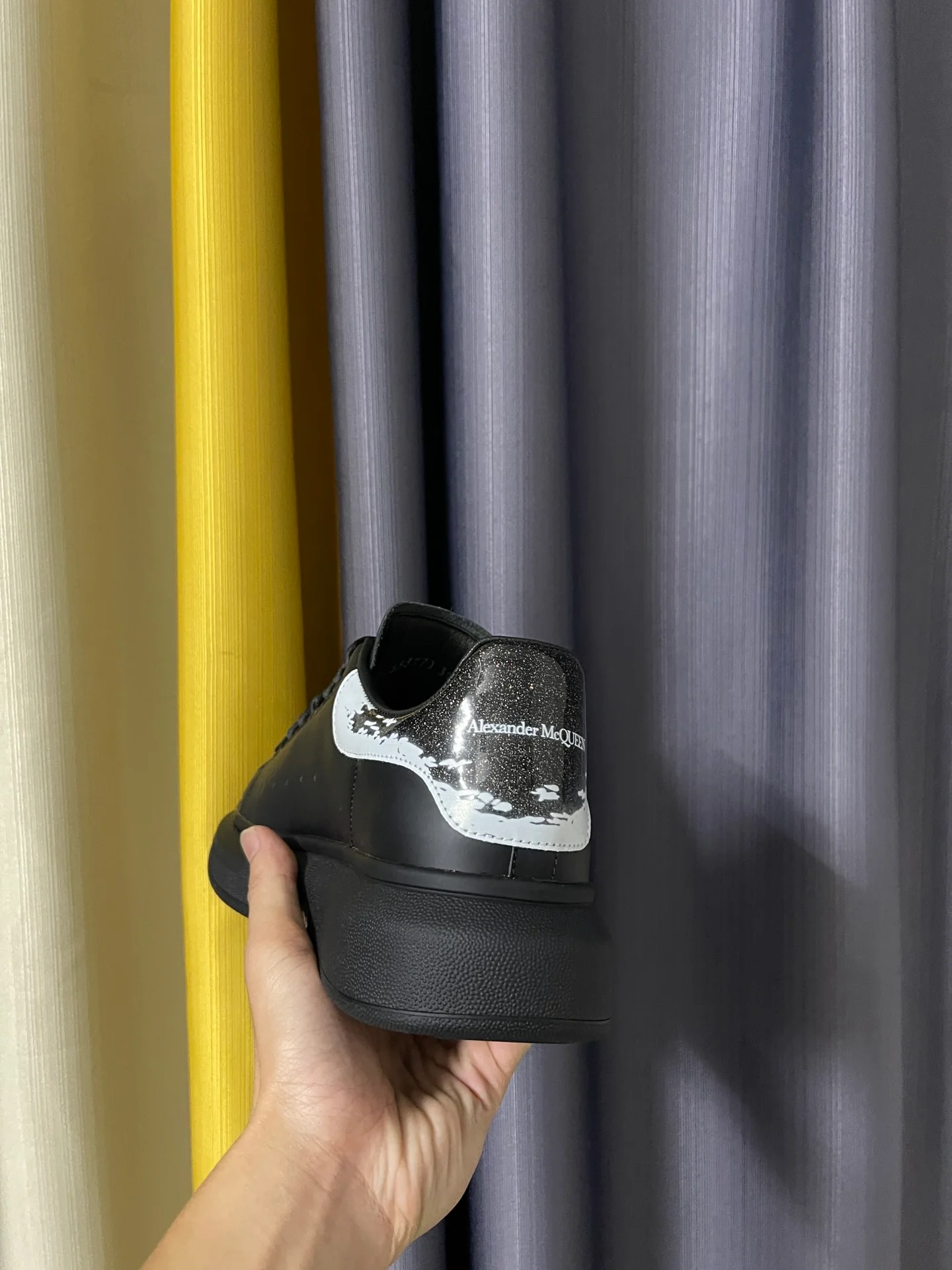 Классические белые кроссовки McQueen - унисекс - черный каблук с блестками и граффити.