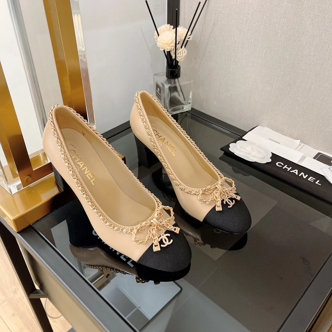 Туфли Chanel на массивном каблуке с цепочкой и бантом - из овечьей кожи - 6-5 см