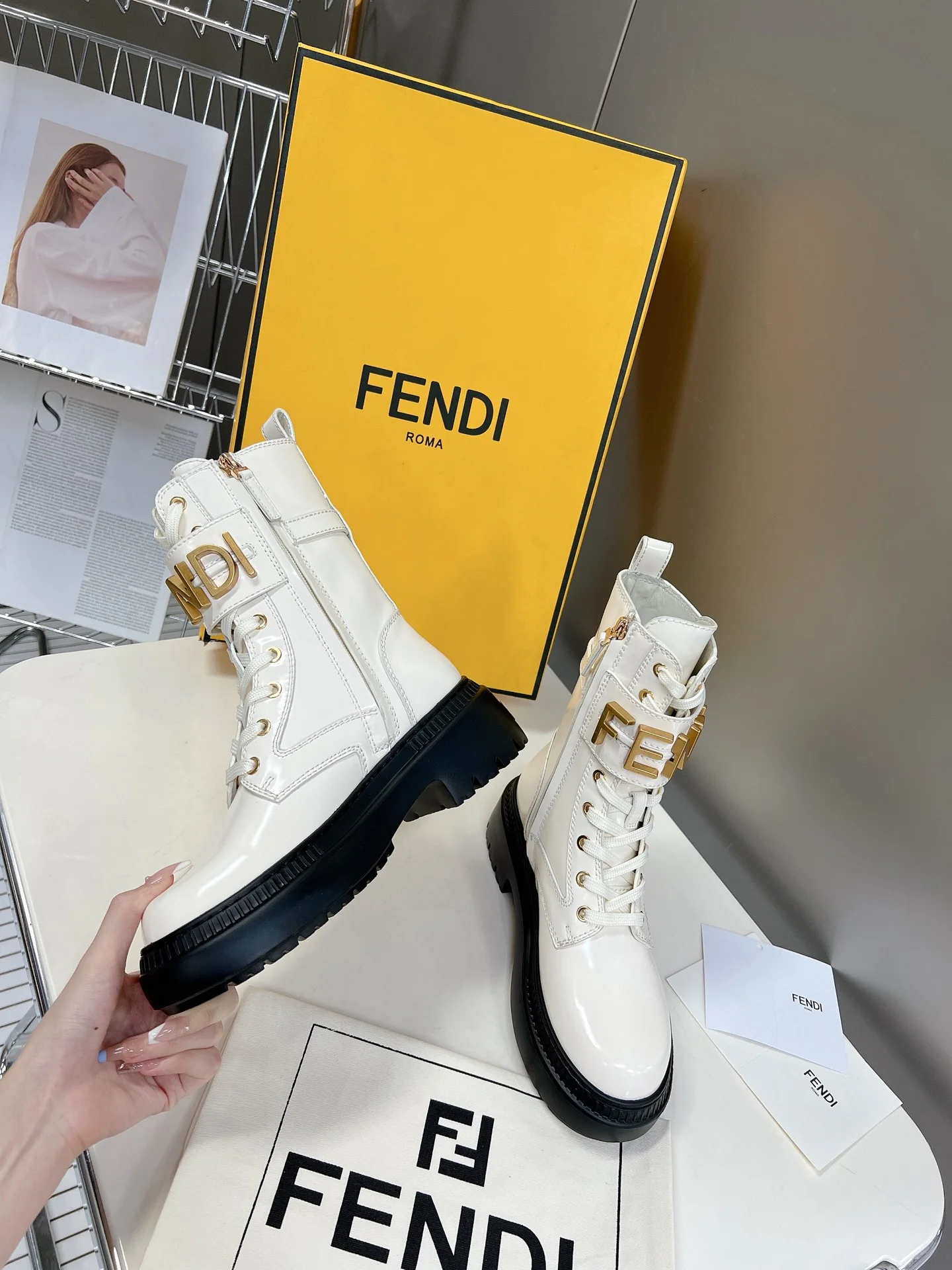 Новинка весны 2022 года от Fendi — Ботильоны Martin на шнуровке с пряжкой в ??виде буквы — Белые