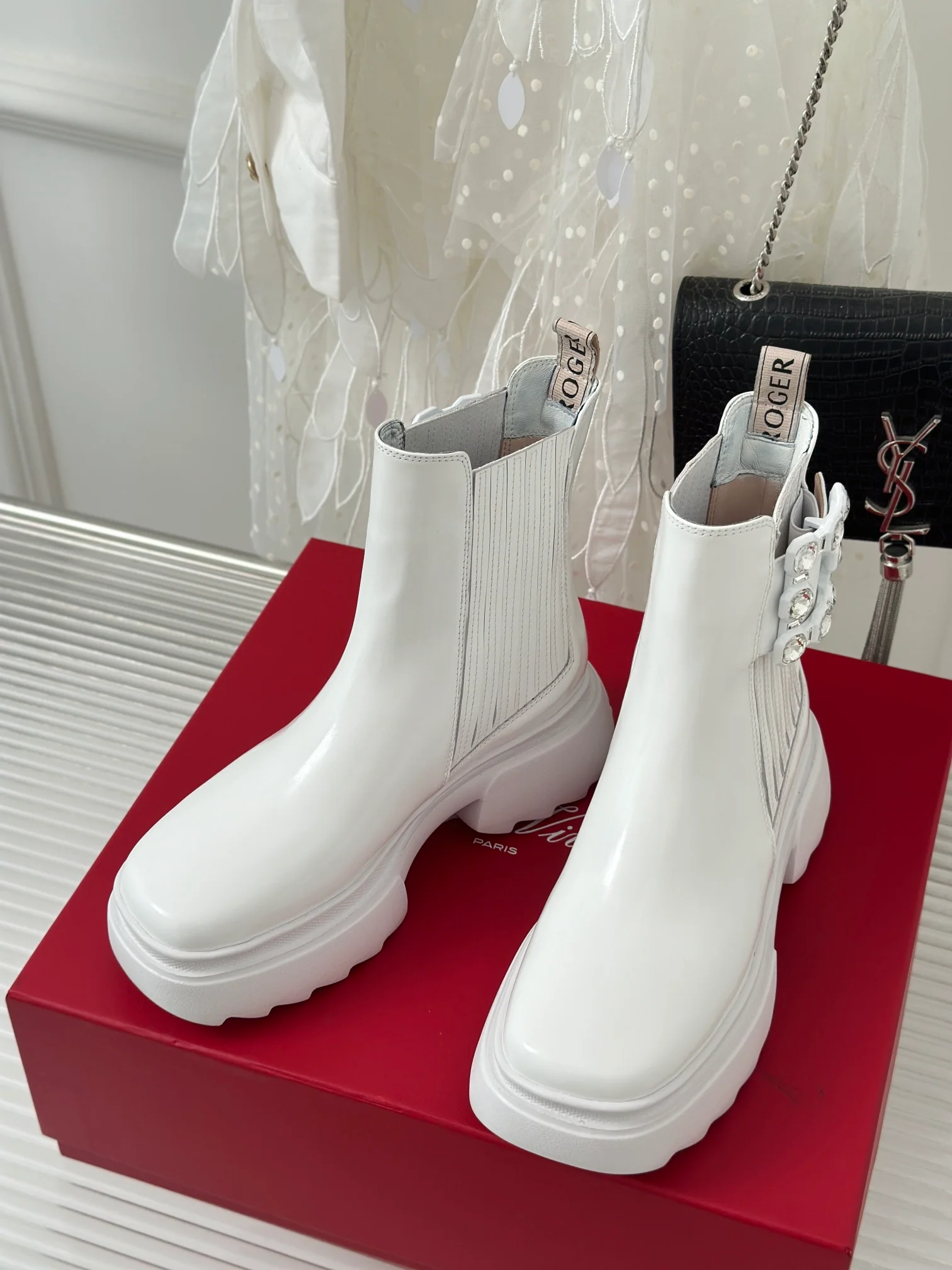 Обувь RV Shoes - Новинка сезона осень/зима 2023 - Ботильоны с квадратной пряжкой и стразами - Белые