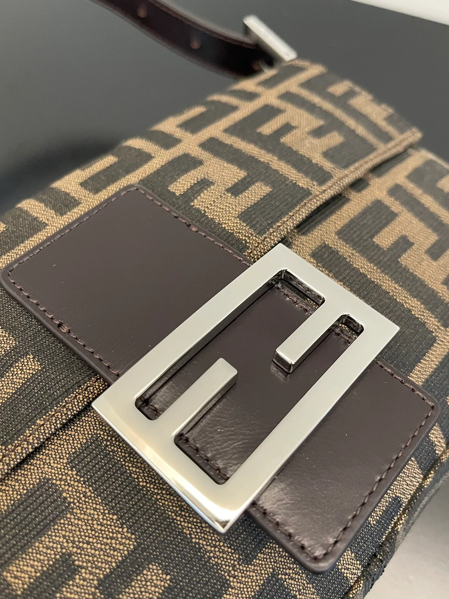 Винтажная сумка-багет Fendi с монограммой и серебряной пряжкой