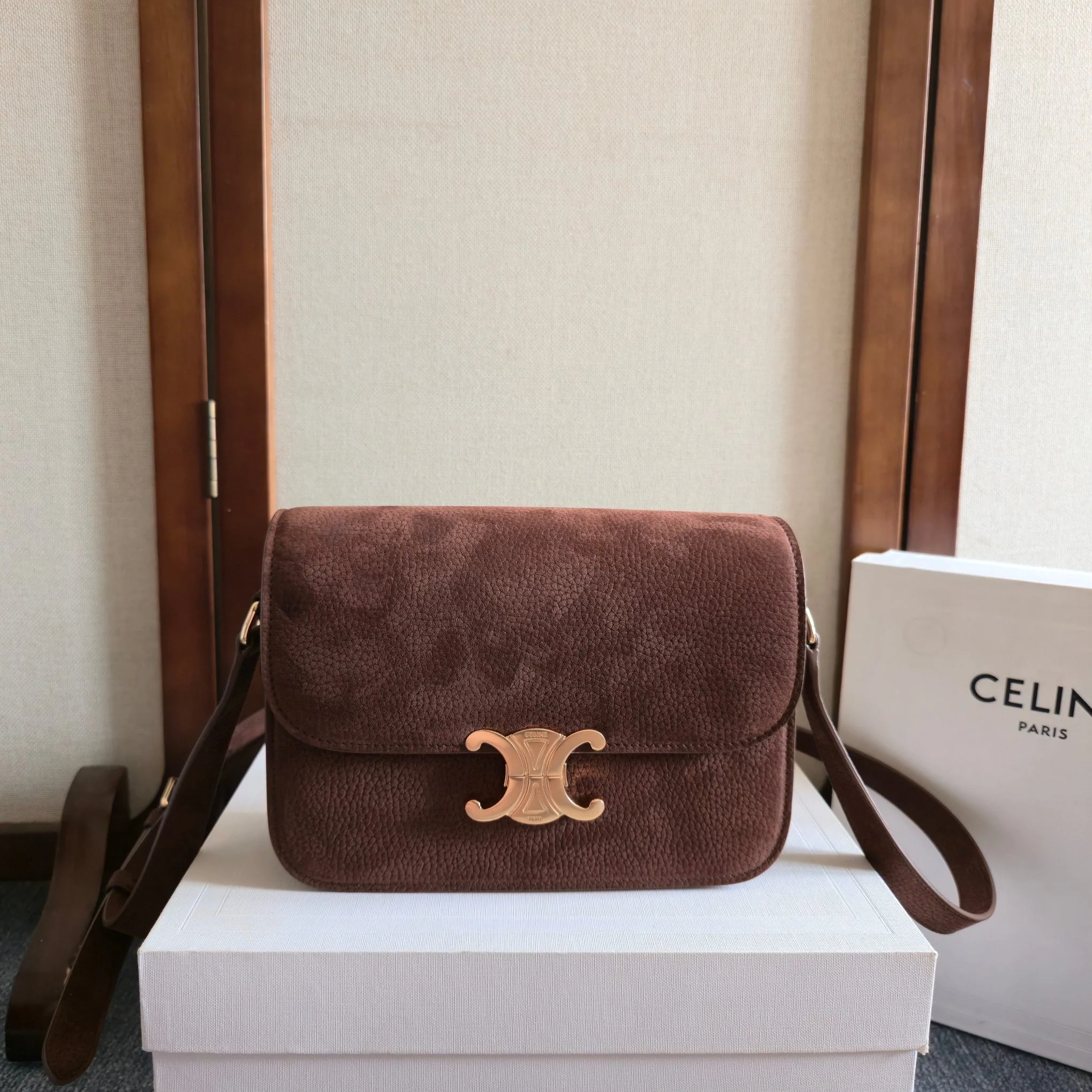 Маленькая квадратная сумка Celine Teen Triomphe с плечевым ремнем, из замши, кирпично-красного цвета.