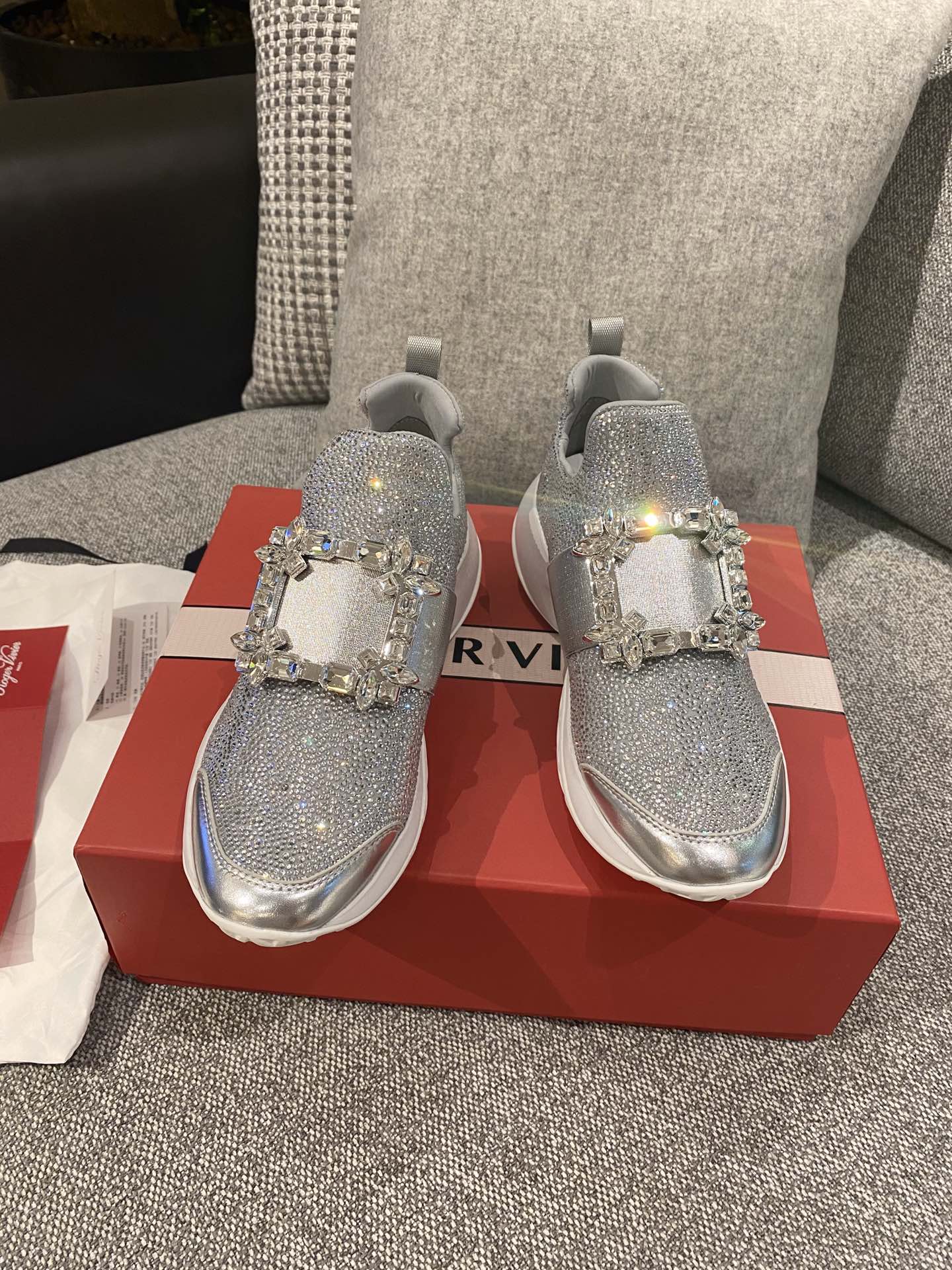 Кроссовки с пряжкой и стразами