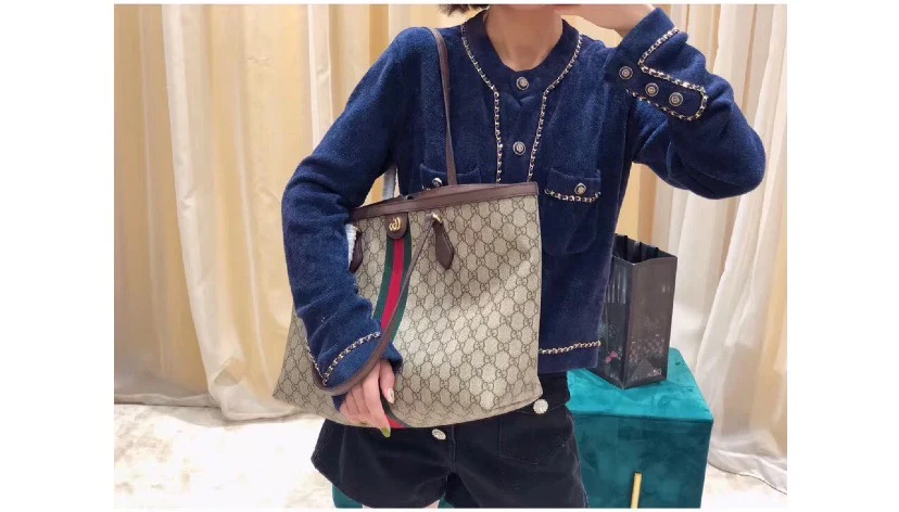 Классическая сумка-тоут Gucci — как она выглядит на руке.