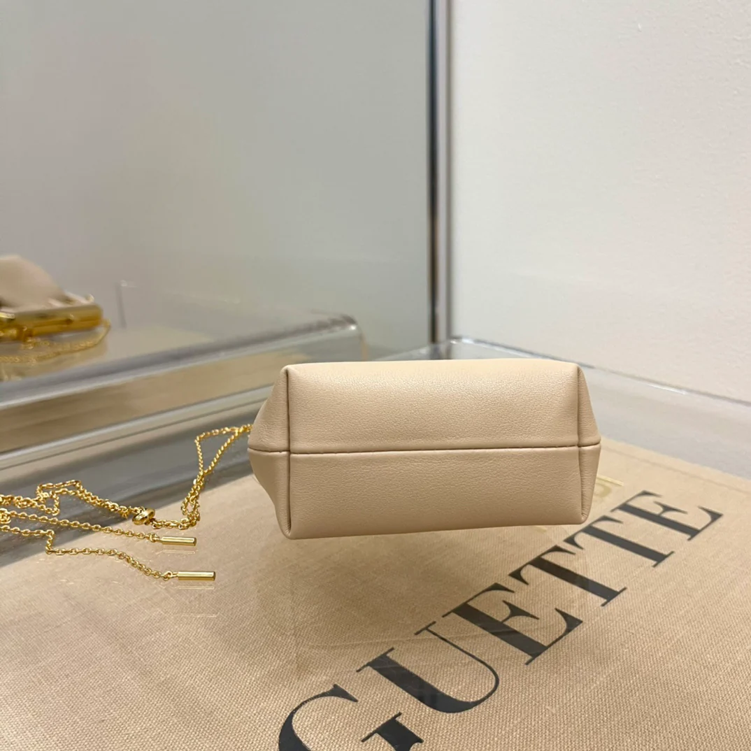 Первый брелок Fendi - розовая кожа наппа