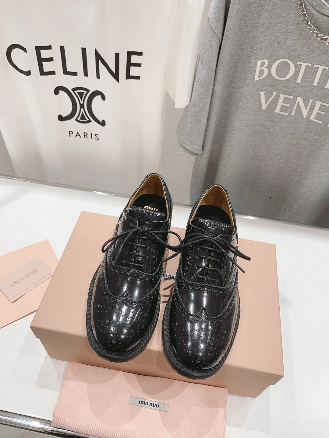 Коллекция Miu Miu весна/лето 2023 — Туфли-броги — Черные