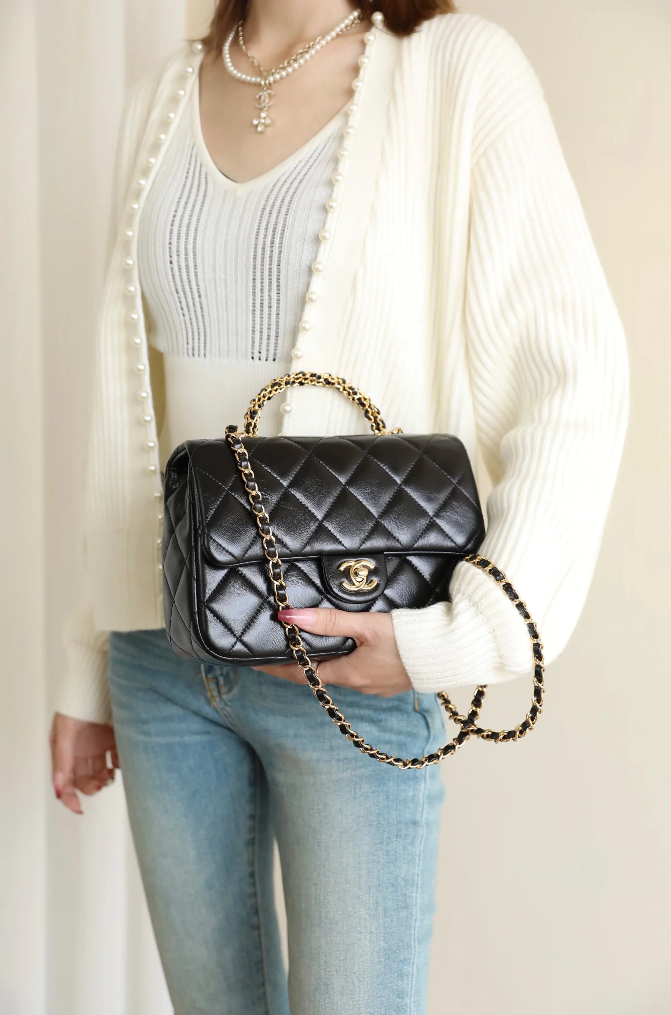 Большая черная сумка Chanel с клапаном и поворотной ручкой.